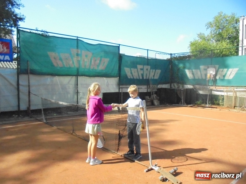 Zdjęcie w galerii na portalu naszraciborz.pl: Łucja Rucińska z pucharem NSZZ Solidarność Rafako do lat 12 wiadomości z regionu