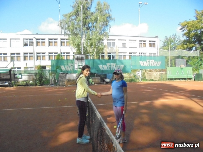 Zdjęcie w galerii na portalu naszraciborz.pl: Łucja Rucińska z pucharem NSZZ Solidarność Rafako do lat 12 wiadomości z regionu