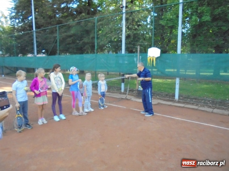 Zdjęcie w galerii na portalu naszraciborz.pl: Łucja Rucińska z pucharem NSZZ Solidarność Rafako do lat 12 wiadomości z regionu