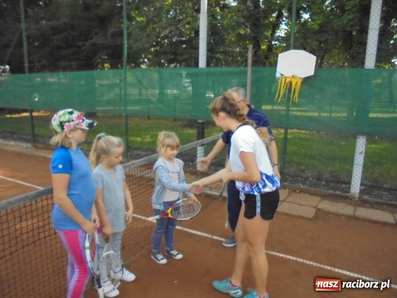 Zdjęcie w galerii na portalu naszraciborz.pl: Łucja Rucińska z pucharem NSZZ Solidarność Rafako do lat 12 wiadomości z regionu