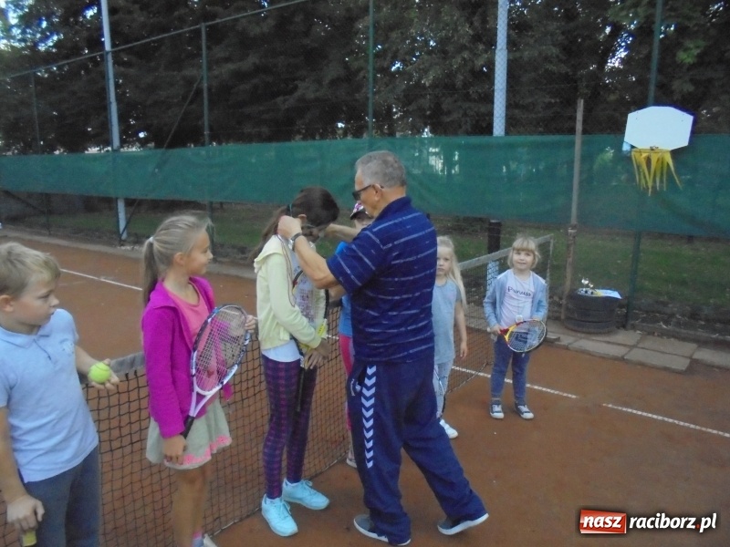 Zdjęcie w galerii na portalu naszraciborz.pl: Łucja Rucińska z pucharem NSZZ Solidarność Rafako do lat 12 wiadomości z regionu