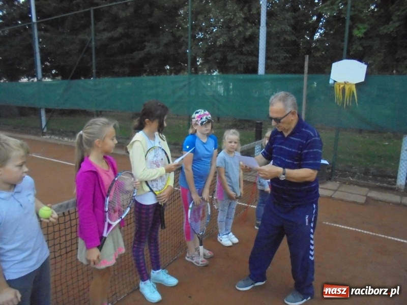 Zdjęcie w galerii na portalu naszraciborz.pl: Łucja Rucińska z pucharem NSZZ Solidarność Rafako do lat 12 wiadomości z regionu
