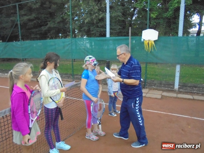 Zdjęcie w galerii na portalu naszraciborz.pl: Łucja Rucińska z pucharem NSZZ Solidarność Rafako do lat 12 wiadomości z regionu