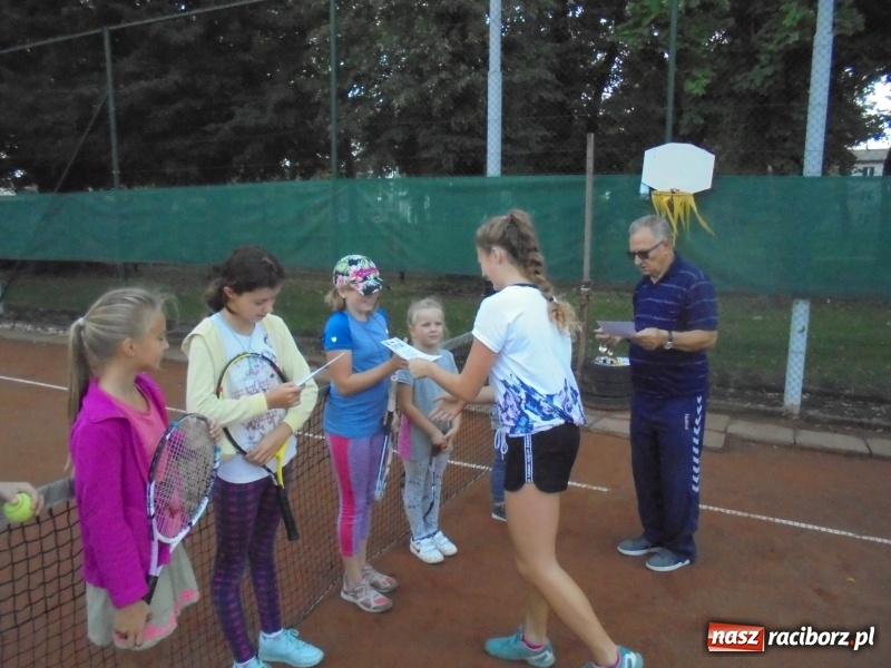 Zdjęcie w galerii na portalu naszraciborz.pl: Łucja Rucińska z pucharem NSZZ Solidarność Rafako do lat 12 wiadomości z regionu