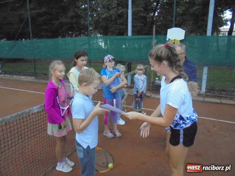 Zdjęcie w galerii na portalu naszraciborz.pl: Łucja Rucińska z pucharem NSZZ Solidarność Rafako do lat 12 wiadomości z regionu