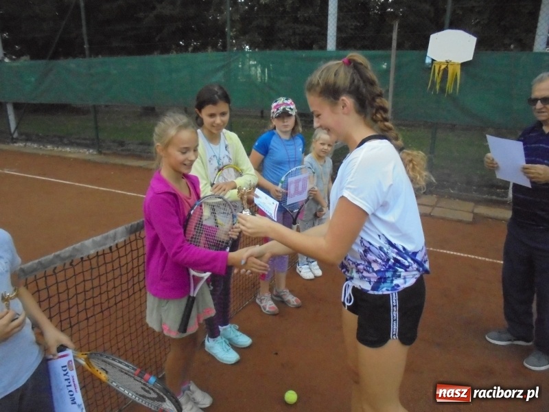 Zdjęcie w galerii na portalu naszraciborz.pl: Łucja Rucińska z pucharem NSZZ Solidarność Rafako do lat 12 wiadomości z regionu