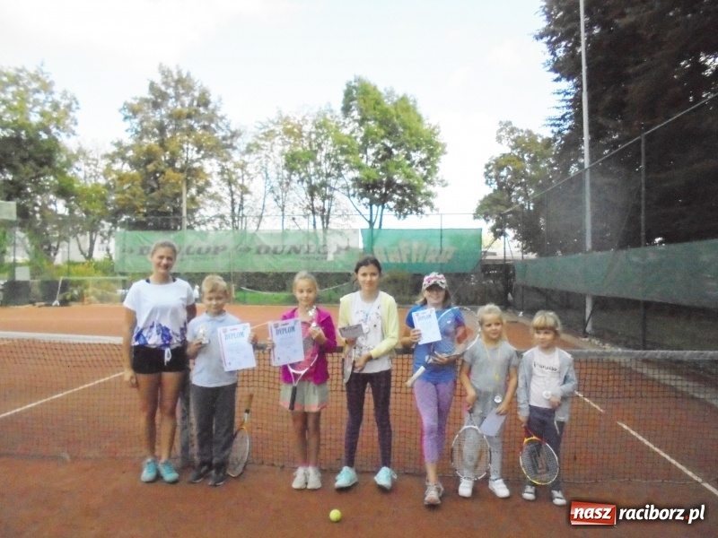 Zdjęcie w galerii na portalu naszraciborz.pl: Łucja Rucińska z pucharem NSZZ Solidarność Rafako do lat 12 wiadomości z regionu