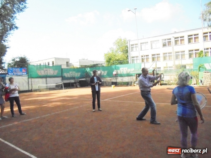 Zdjęcie w galerii na portalu naszraciborz.pl: Łucja Rucińska z pucharem NSZZ Solidarność Rafako do lat 12 wiadomości z regionu