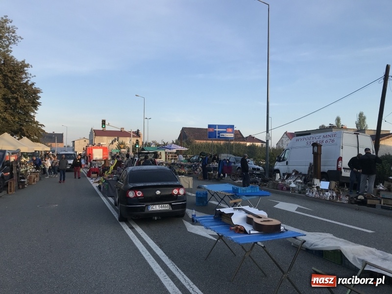 Zdjęcie w galerii na portalu naszraciborz.pl: Jarmark na granicy. Sprzedający zajmowali miejsca już wczoraj wieczorem  wiadomości z regionu