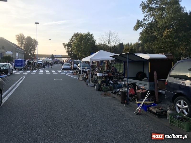 Zdjęcie w galerii na portalu naszraciborz.pl: Jarmark na granicy. Sprzedający zajmowali miejsca już wczoraj wieczorem  wiadomości z regionu