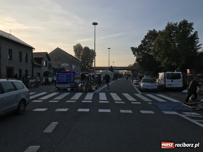 Zdjęcie w galerii na portalu naszraciborz.pl: Jarmark na granicy. Sprzedający zajmowali miejsca już wczoraj wieczorem  wiadomości z regionu