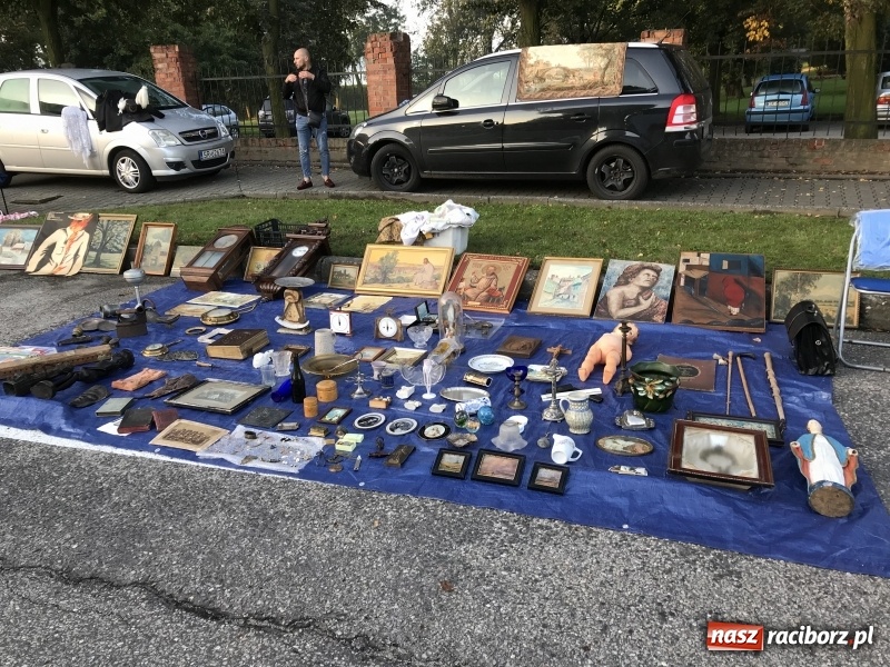 Zdjęcie w galerii na portalu naszraciborz.pl: Jarmark na granicy. Sprzedający zajmowali miejsca już wczoraj wieczorem  wiadomości z regionu