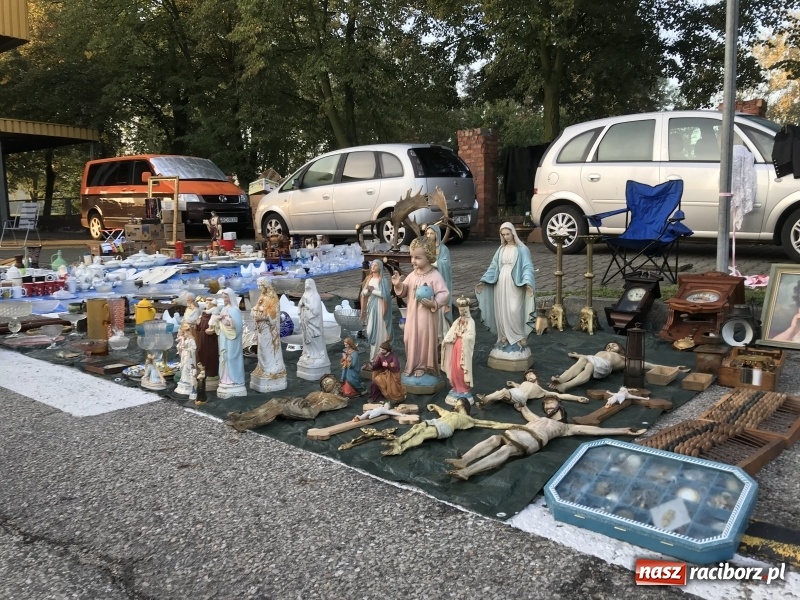 Zdjęcie w galerii na portalu naszraciborz.pl: Jarmark na granicy. Sprzedający zajmowali miejsca już wczoraj wieczorem  wiadomości z regionu