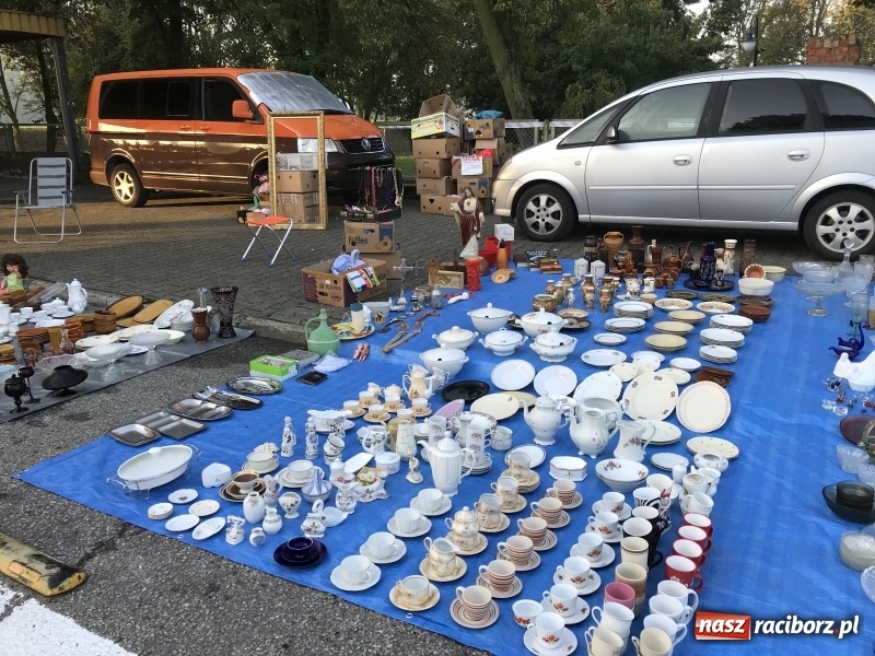 Zdjęcie w galerii na portalu naszraciborz.pl: Jarmark na granicy. Sprzedający zajmowali miejsca już wczoraj wieczorem  wiadomości z regionu