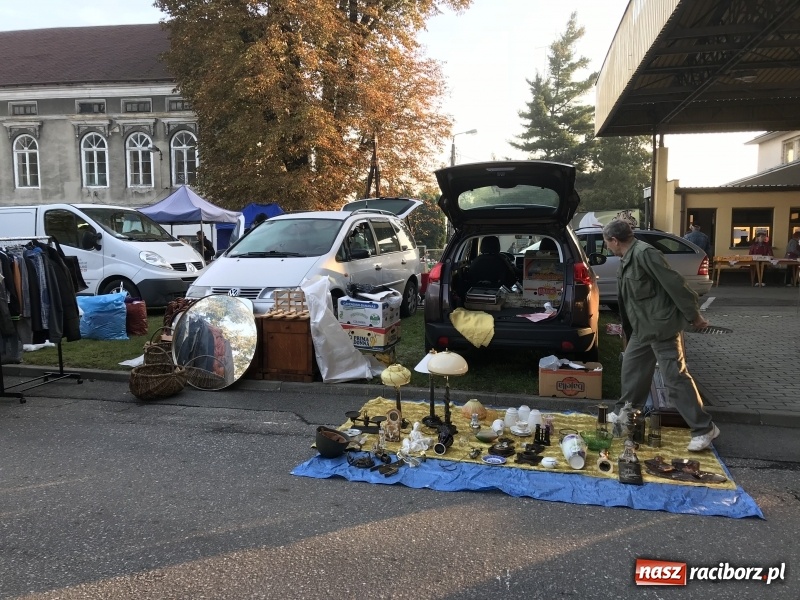 Zdjęcie w galerii na portalu naszraciborz.pl: Jarmark na granicy. Sprzedający zajmowali miejsca już wczoraj wieczorem  wiadomości z regionu