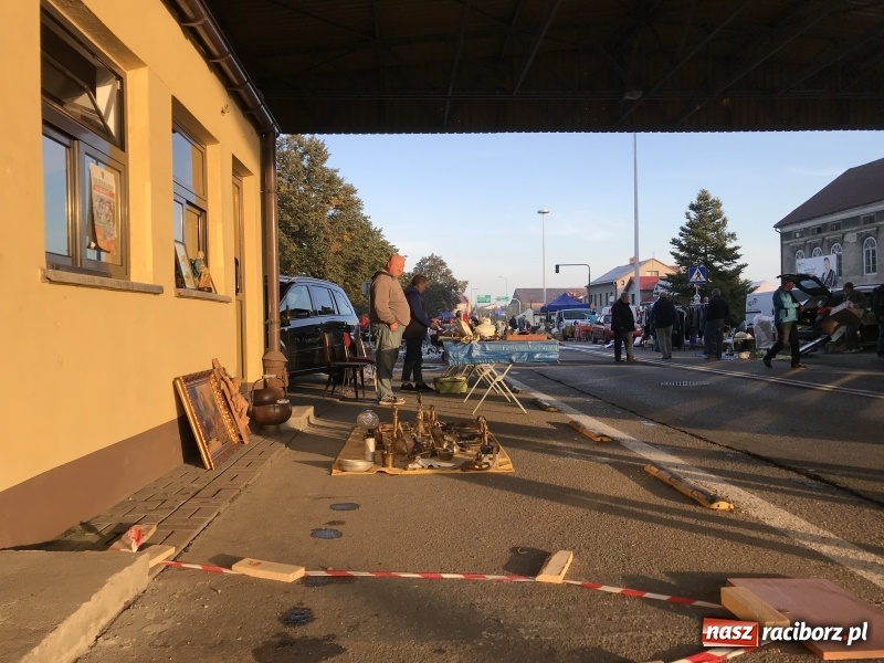 Zdjęcie w galerii na portalu naszraciborz.pl: Jarmark na granicy. Sprzedający zajmowali miejsca już wczoraj wieczorem  wiadomości z regionu