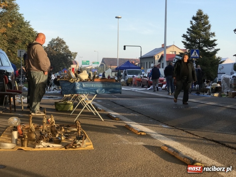 Zdjęcie w galerii na portalu naszraciborz.pl: Jarmark na granicy. Sprzedający zajmowali miejsca już wczoraj wieczorem  wiadomości z regionu
