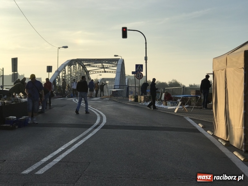Zdjęcie w galerii na portalu naszraciborz.pl: Jarmark na granicy. Sprzedający zajmowali miejsca już wczoraj wieczorem  wiadomości z regionu