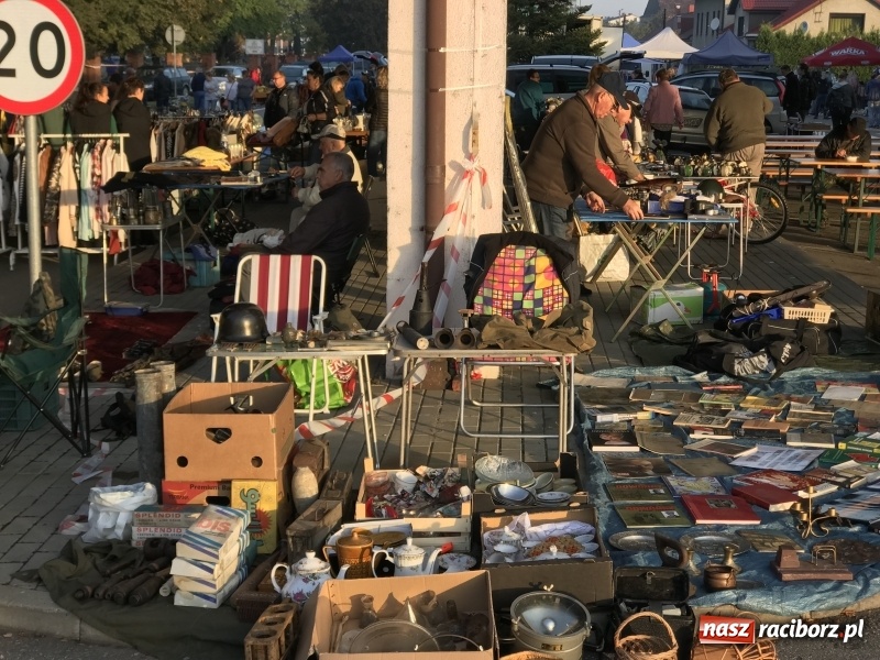 Zdjęcie w galerii na portalu naszraciborz.pl: Jarmark na granicy. Sprzedający zajmowali miejsca już wczoraj wieczorem  wiadomości z regionu