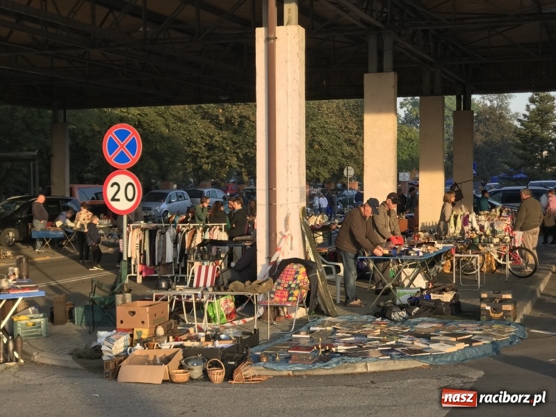 Zdjęcie w galerii na portalu naszraciborz.pl: Jarmark na granicy. Sprzedający zajmowali miejsca już wczoraj wieczorem  wiadomości z regionu