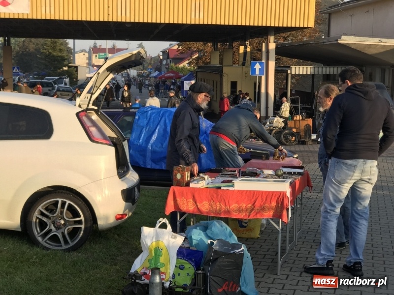 Zdjęcie w galerii na portalu naszraciborz.pl: Jarmark na granicy. Sprzedający zajmowali miejsca już wczoraj wieczorem  wiadomości z regionu