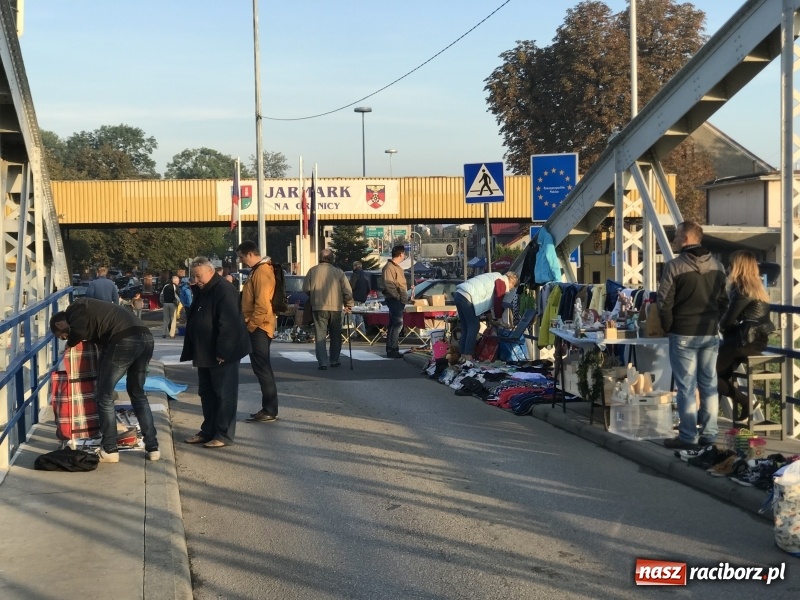 Zdjęcie w galerii na portalu naszraciborz.pl: Jarmark na granicy. Sprzedający zajmowali miejsca już wczoraj wieczorem  wiadomości z regionu