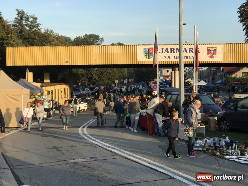 Zdjęcie w galerii na portalu naszraciborz.pl: Jarmark na granicy. Sprzedający zajmowali miejsca już wczoraj wieczorem  wiadomości z regionu