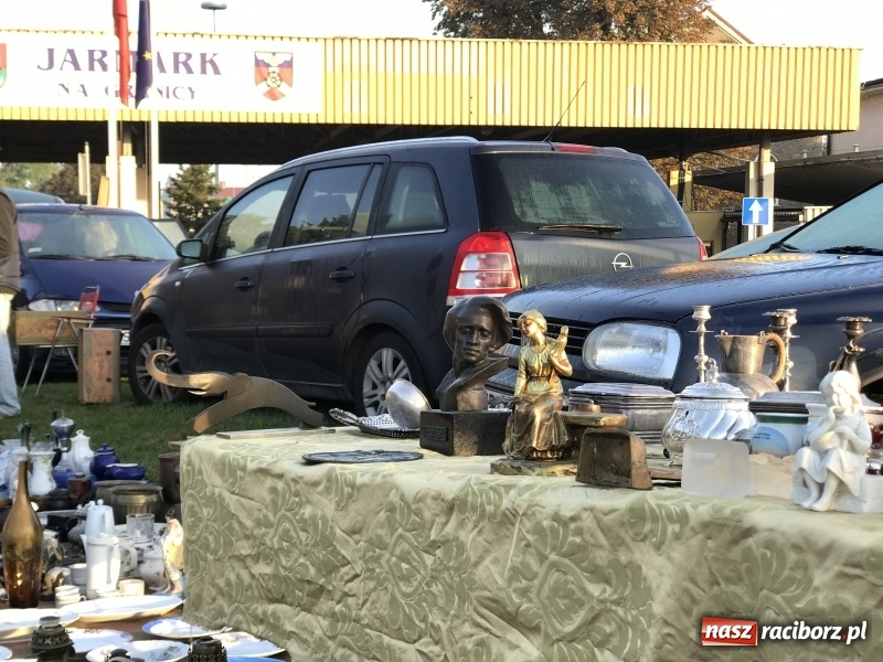 Zdjęcie w galerii na portalu naszraciborz.pl: Jarmark na granicy. Sprzedający zajmowali miejsca już wczoraj wieczorem  wiadomości z regionu