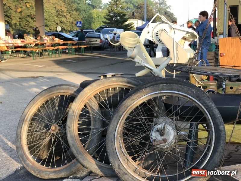 Zdjęcie w galerii na portalu naszraciborz.pl: Jarmark na granicy. Sprzedający zajmowali miejsca już wczoraj wieczorem  wiadomości z regionu