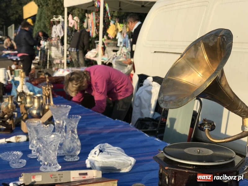 Zdjęcie w galerii na portalu naszraciborz.pl: Jarmark na granicy. Sprzedający zajmowali miejsca już wczoraj wieczorem  wiadomości z regionu