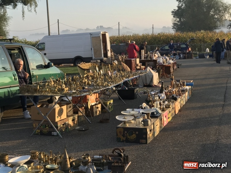 Zdjęcie w galerii na portalu naszraciborz.pl: Jarmark na granicy. Sprzedający zajmowali miejsca już wczoraj wieczorem  wiadomości z regionu