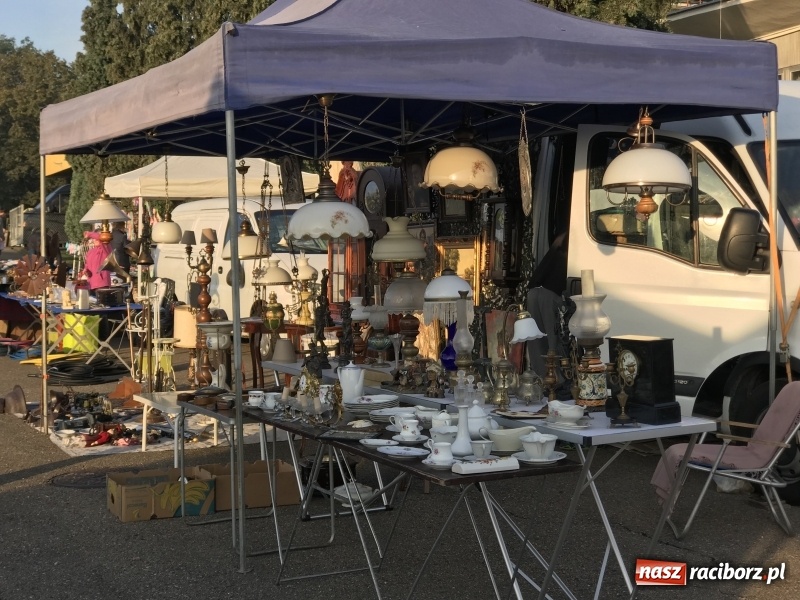 Zdjęcie w galerii na portalu naszraciborz.pl: Jarmark na granicy. Sprzedający zajmowali miejsca już wczoraj wieczorem  wiadomości z regionu