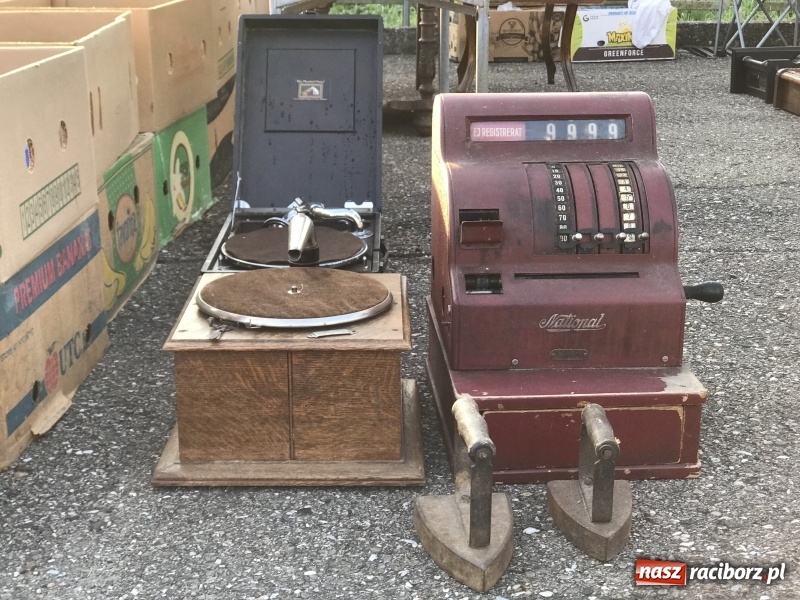 Zdjęcie w galerii na portalu naszraciborz.pl: Jarmark na granicy. Sprzedający zajmowali miejsca już wczoraj wieczorem  wiadomości z regionu