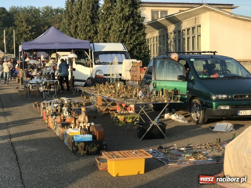 Zdjęcie w galerii na portalu naszraciborz.pl: Jarmark na granicy. Sprzedający zajmowali miejsca już wczoraj wieczorem  wiadomości z regionu