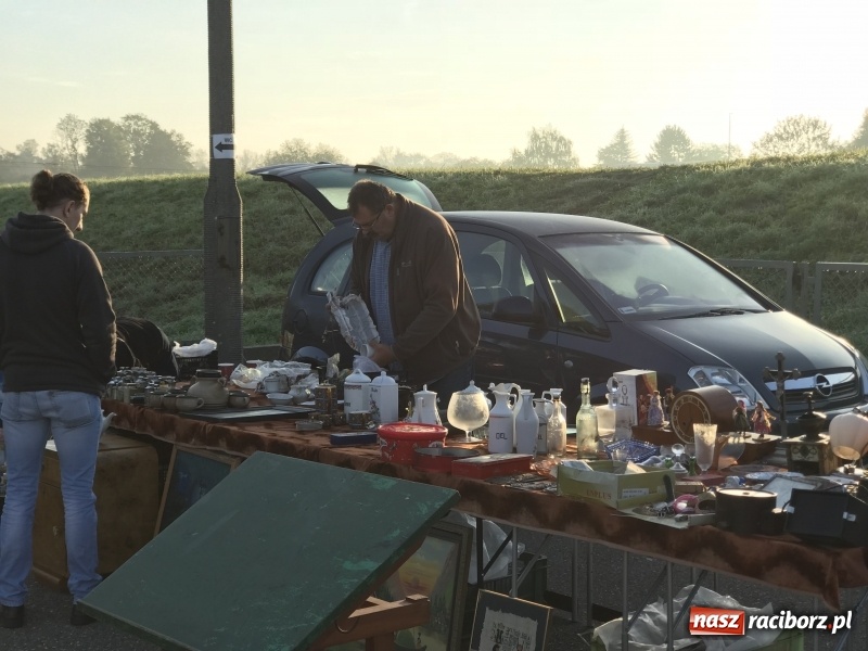 Zdjęcie w galerii na portalu naszraciborz.pl: Jarmark na granicy. Sprzedający zajmowali miejsca już wczoraj wieczorem  wiadomości z regionu