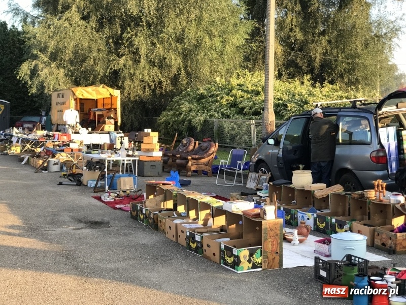 Zdjęcie w galerii na portalu naszraciborz.pl: Jarmark na granicy. Sprzedający zajmowali miejsca już wczoraj wieczorem  wiadomości z regionu