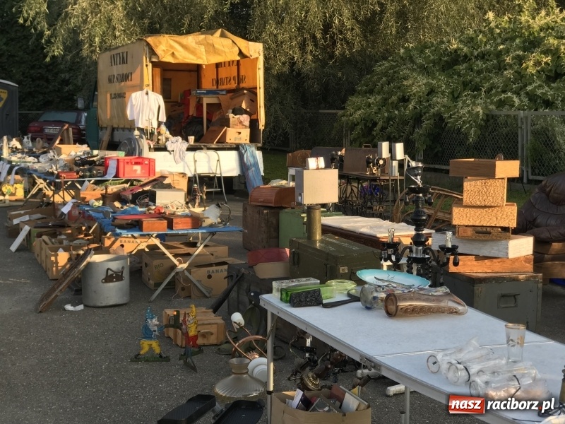 Zdjęcie w galerii na portalu naszraciborz.pl: Jarmark na granicy. Sprzedający zajmowali miejsca już wczoraj wieczorem  wiadomości z regionu