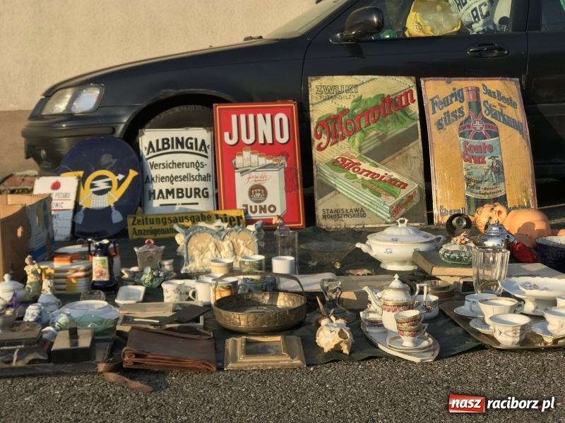 Zdjęcie w galerii na portalu naszraciborz.pl: Jarmark na granicy. Sprzedający zajmowali miejsca już wczoraj wieczorem  wiadomości z regionu