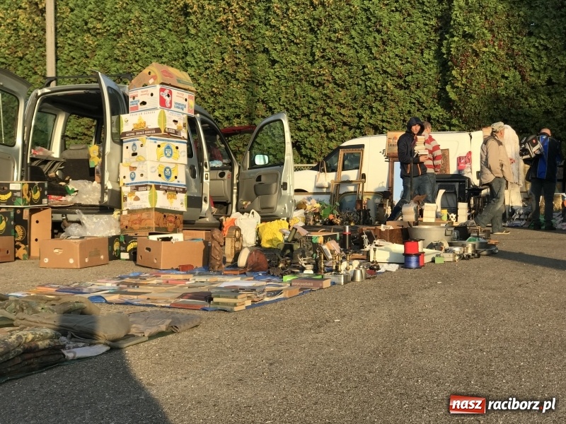 Zdjęcie w galerii na portalu naszraciborz.pl: Jarmark na granicy. Sprzedający zajmowali miejsca już wczoraj wieczorem  wiadomości z regionu
