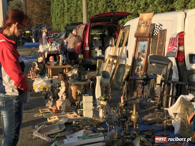 Zdjęcie w galerii na portalu naszraciborz.pl: Jarmark na granicy. Sprzedający zajmowali miejsca już wczoraj wieczorem  wiadomości z regionu