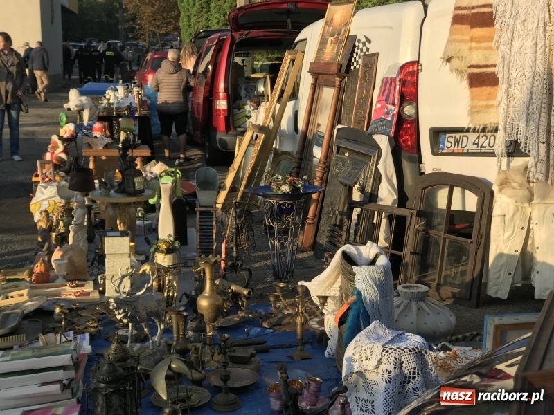 Zdjęcie w galerii na portalu naszraciborz.pl: Jarmark na granicy. Sprzedający zajmowali miejsca już wczoraj wieczorem  wiadomości z regionu