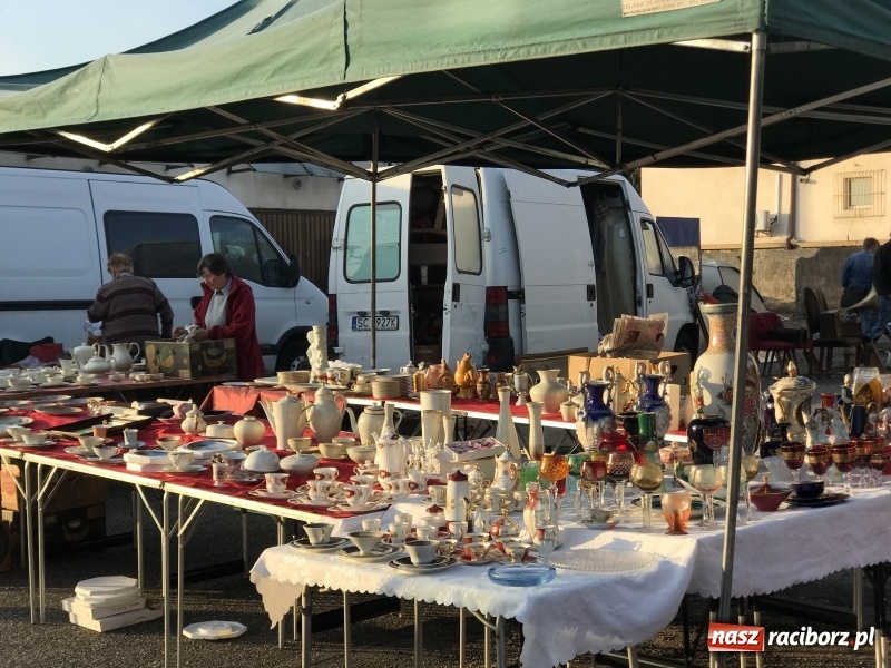 Zdjęcie w galerii na portalu naszraciborz.pl: Jarmark na granicy. Sprzedający zajmowali miejsca już wczoraj wieczorem  wiadomości z regionu