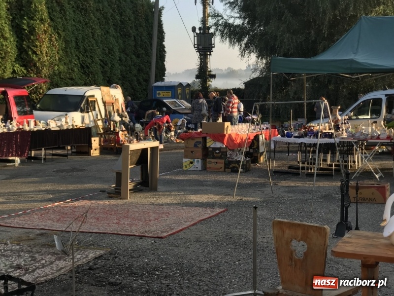 Zdjęcie w galerii na portalu naszraciborz.pl: Jarmark na granicy. Sprzedający zajmowali miejsca już wczoraj wieczorem  wiadomości z regionu