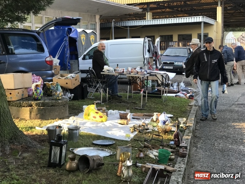 Zdjęcie w galerii na portalu naszraciborz.pl: Jarmark na granicy. Sprzedający zajmowali miejsca już wczoraj wieczorem  wiadomości z regionu