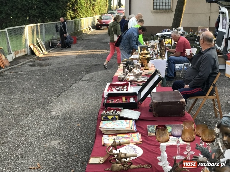 Zdjęcie w galerii na portalu naszraciborz.pl: Jarmark na granicy. Sprzedający zajmowali miejsca już wczoraj wieczorem  wiadomości z regionu