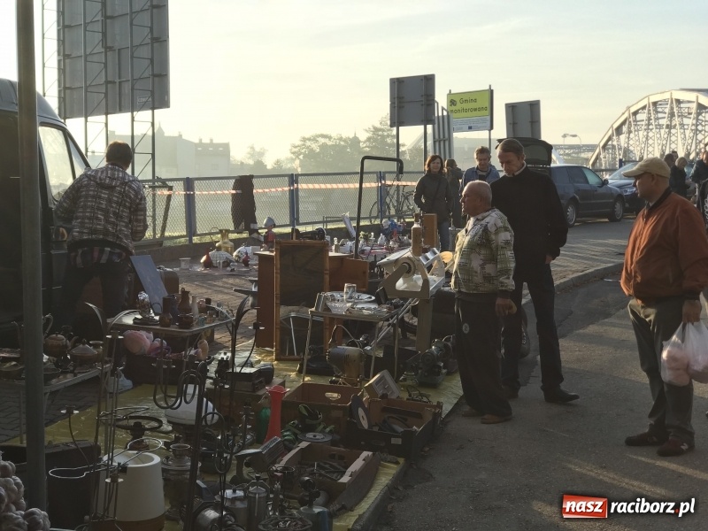 Zdjęcie w galerii na portalu naszraciborz.pl: Jarmark na granicy. Sprzedający zajmowali miejsca już wczoraj wieczorem  wiadomości z regionu