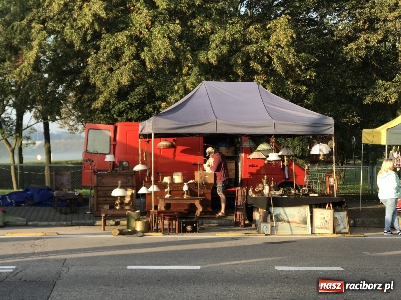 Zdjęcie w galerii na portalu naszraciborz.pl: Jarmark na granicy. Sprzedający zajmowali miejsca już wczoraj wieczorem  wiadomości z regionu