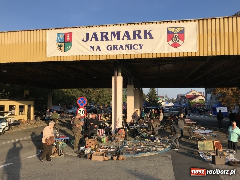 Zdjęcie w galerii na portalu naszraciborz.pl: Jarmark na granicy. Sprzedający zajmowali miejsca już wczoraj wieczorem  wiadomości z regionu