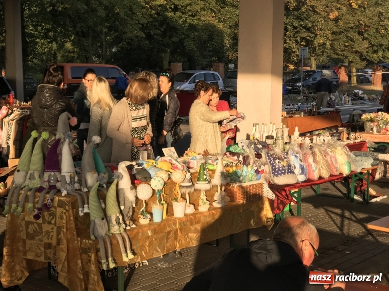 Zdjęcie w galerii na portalu naszraciborz.pl: Jarmark na granicy. Sprzedający zajmowali miejsca już wczoraj wieczorem  wiadomości z regionu