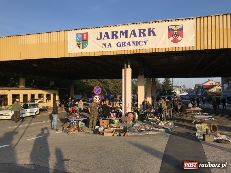 Zdjęcie w galerii na portalu naszraciborz.pl: Jarmark na granicy. Sprzedający zajmowali miejsca już wczoraj wieczorem  wiadomości z regionu